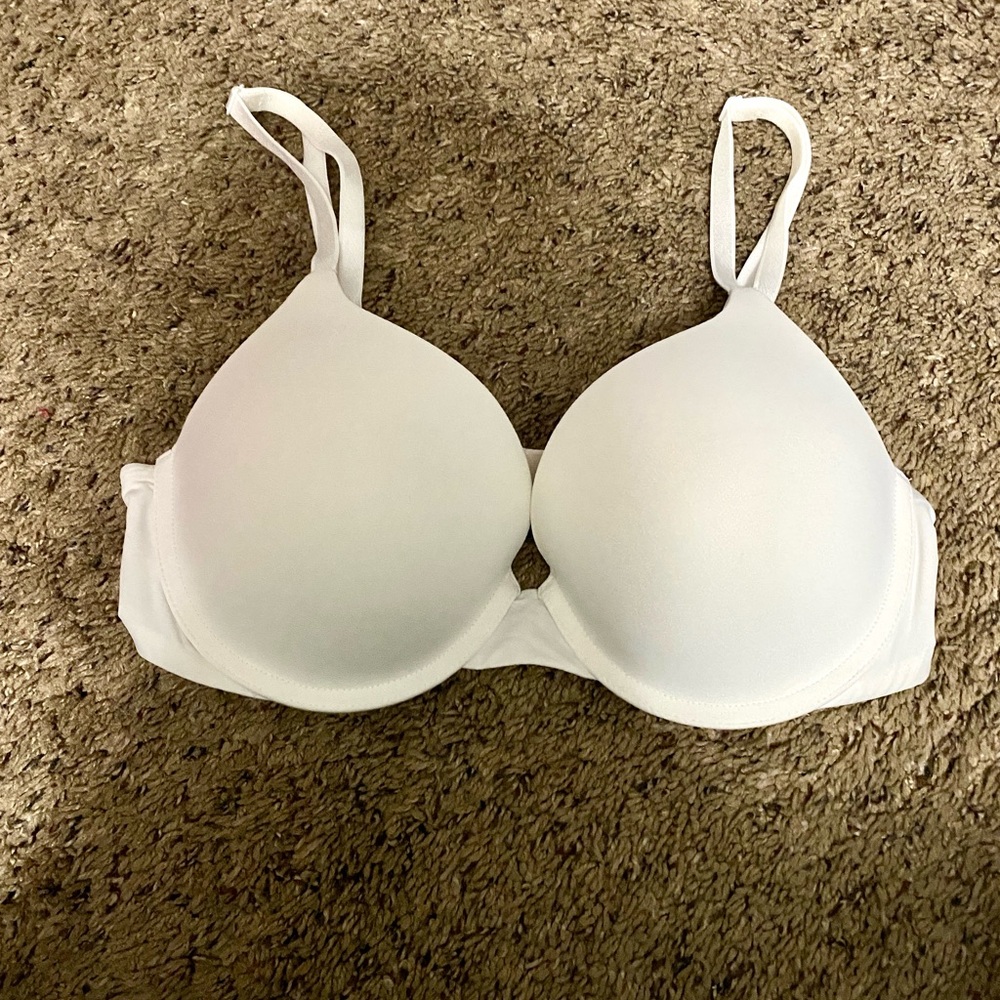 NWOT 34C Victoria Secret Bra